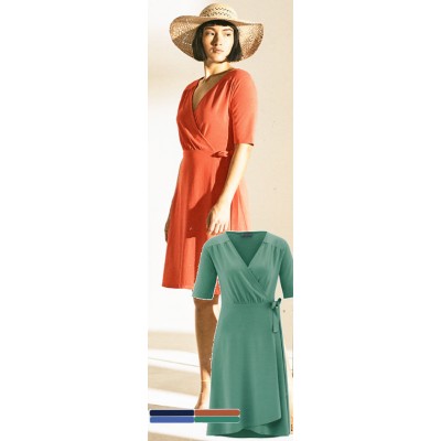 La robe en  coton bio, chanvre, élasthanne,  SLIM FIT style portefeuile  , souple et de belle tenue